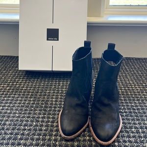 Dole Vita size 8 ankle bootie soft leather